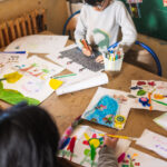 Enfants en atelier créatif à l'école spécialisée HPI Arborescences