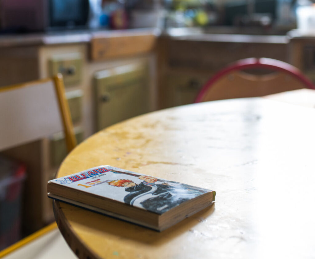 Table de classe avec un livre à l'école Arborescences