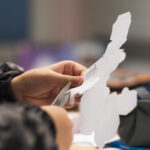 Enfant en atelier créatif à l'école HPI Arborescences