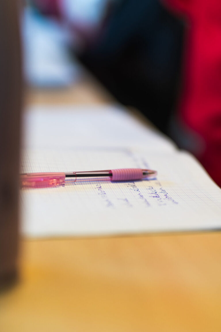 Stylo sur un cahier pour symboliser l'écriture des actualités et informations sur les événements
