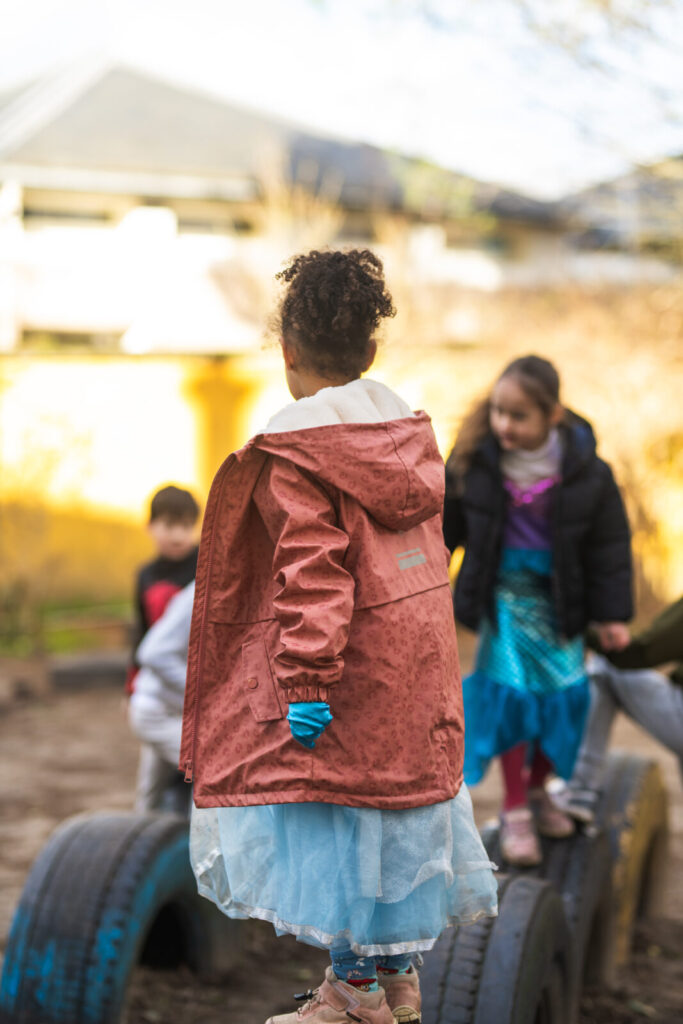 Enfants de l'école HPI Arborescences jouant ensemble