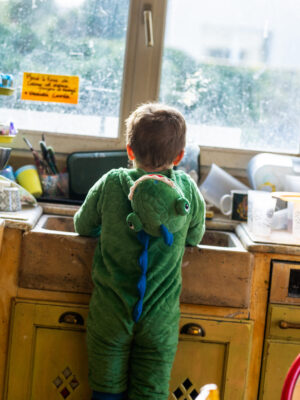 Élèves HPI en atelier peinture à l’école Arborescences Bry-sur-Marne